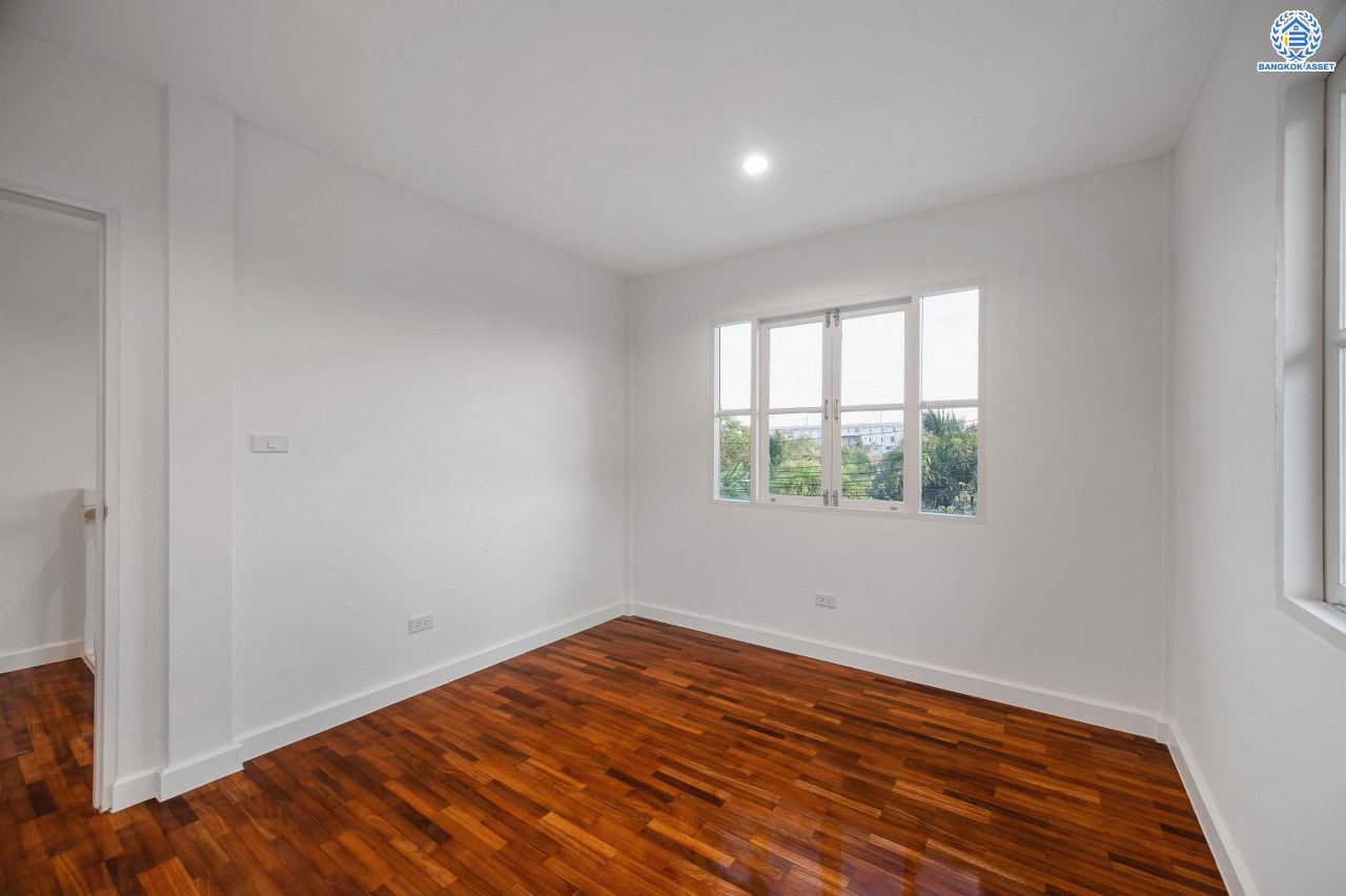 บ้านมือสองตกแต่งใหม่ แบรนด์ LH โครงการ ชัยพฤกษ์ วัดลาดปลาดุก หลังมุม ตอบโจทย์ทุกการอยู่อาศัย เนื้อที่ 58.9 ตร.ว. พื้นที่ใช้สอย 141.6 ตร.ม. ฟังก์ชัน 3 ห้องนอน 2 ห้องน้ำ บนทำเลดีที่สุด ใกล้เซ็นทรัล เวสต์เกต ทางด่วน "กาญจนาภิเษก" และรถไฟฟ้าสายสีม่วง "สถานีคลองบางไผ่"